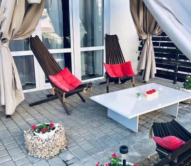 Yuzhne Apartment | Sмарт студія з терасою ! Іванова 35