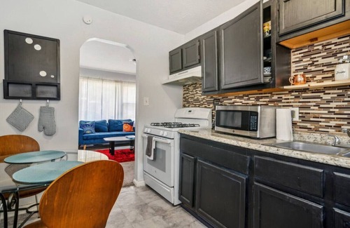 Cleveland House | S Cleveland 2 bedroom 1 bath home near Maple Heights