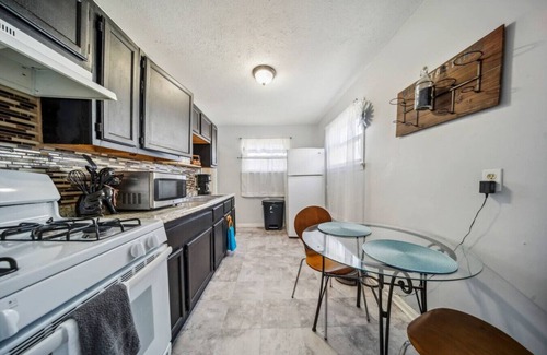 Cleveland House | S Cleveland 2 bedroom 1 bath home near Maple Heights