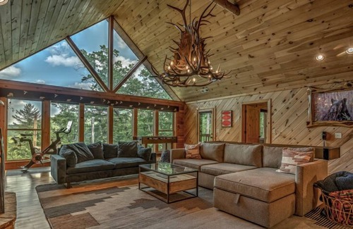 Blue Ridge Cabin | S'more House - Pet Friendly | Shuffleboard | Foosball | Fire pit