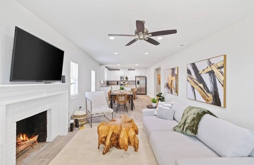 Oak Cliff House | S&N Lux Home w/King Bed & Wi-Fi