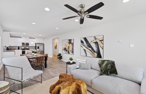 Oak Cliff House | S&N Lux Home w/King Bed & Wi-Fi