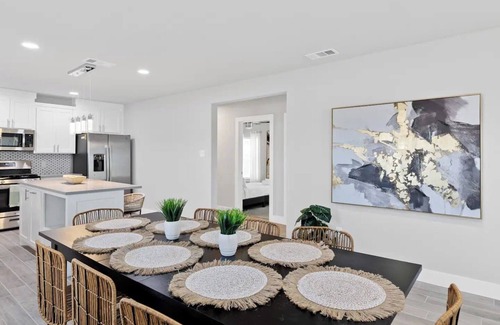 Oak Cliff House | S&N Lux Home w/King Bed & Wi-Fi