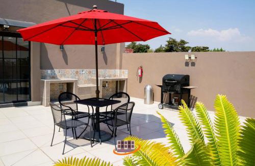 Ciudad Lopez Mateos Apartment | S08 DOBLE CAMA MATRIMONIAL Premium Suite Frente al TEC CEM con Cocineta WiFi Balcón Parking Terraza