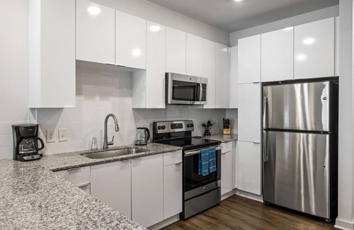 Midtown Apartment | (S1BB) Enjoy a Full Kitchen in an Affordable 1-BR near Piedmont Park