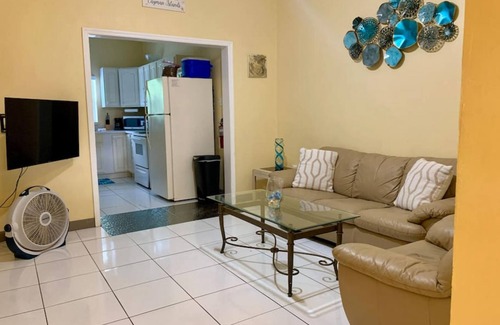 West Bay Apartment | S2 BP Steps to Beach