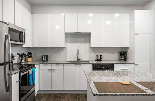 Midtown Apartment | (S2BA) Modern 2-BR, Walkable in Midtown, 1 Block from MARTA