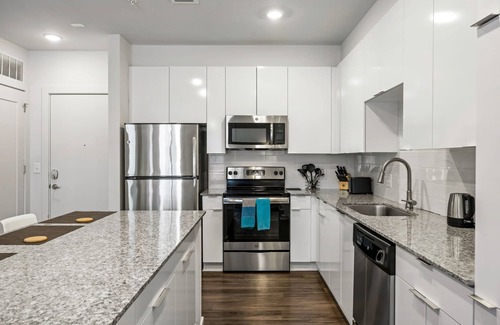 Midtown Apartment | (S2BA) Modern 2-BR, Walkable in Midtown, 1 Block from MARTA