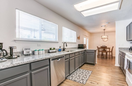 West San Antonio House | SA Jewel! Wfall Pool, Solar! Fire P, SeaW, Fies5