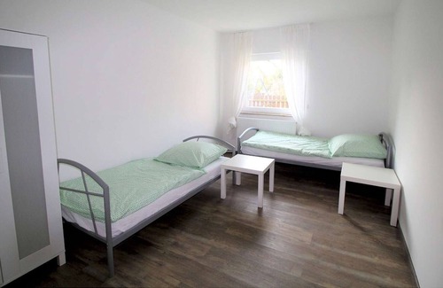 Sankt Augustin Apartment | SA04 Apartment in Sankt Augustin with bathroom and LED TV