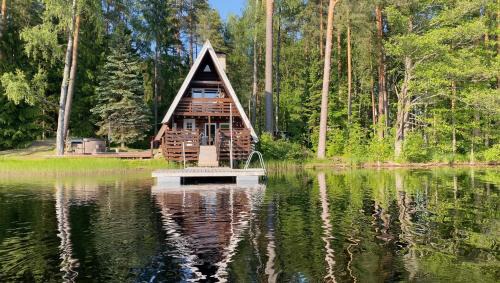 Polva County Ski Chalet | Saarjärve Väike Puhkemaja järve ääres