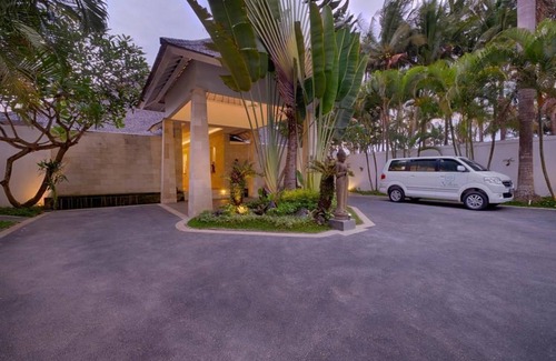 Saba House | Saba 5BR stunning Private Beach Front + Hot Tub+Breaskfast AT