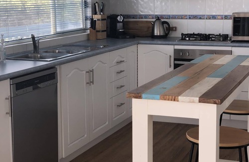 Middleton House | Sable Blanc on Newell - pets allowed - 3 min walk to the beach & fabulous views.