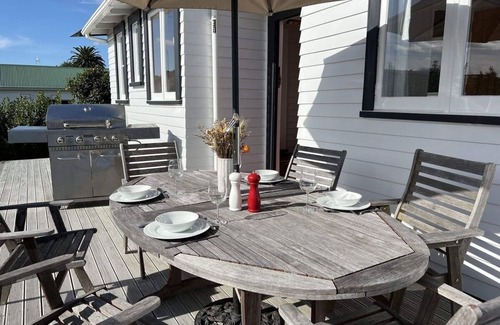 Martinborough House | Sackville Retreat (2 min walk to Square), Close to town and short walk to Vineyards
