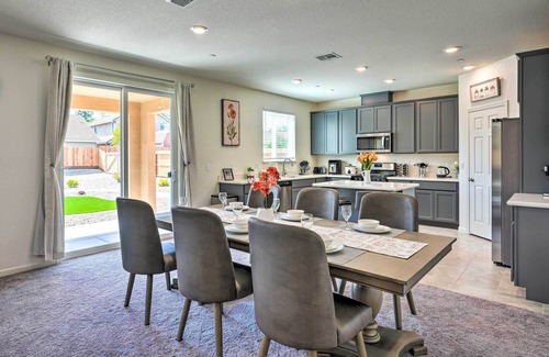 Hood House | Sacramento Retreat w/Yard ~ 13 Mi to Dtwn!