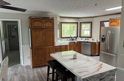 Fayetteville House | Sacred Spacious 5-bedroom Sanctuary in lovely Fayetteville with fitness room, AC