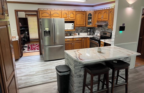Fayetteville House | Sacred Spacious 5-bedroom Sanctuary in lovely Fayetteville with fitness room, AC