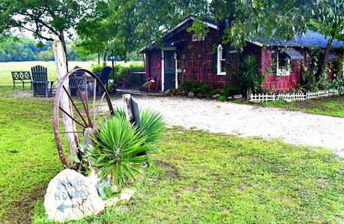 Glen Rose Cabin | Saddle House cabin. Near DINO tracks! River access. Barnyard.