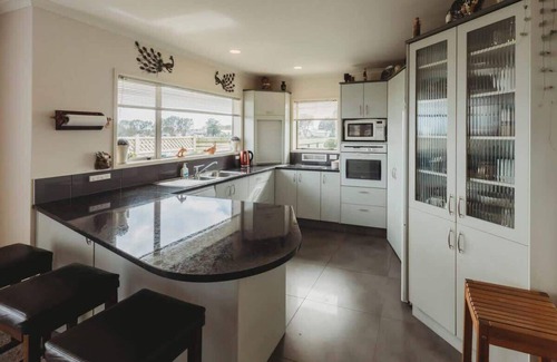 New Plymouth House | Saddle Row: Family Home Near CBD