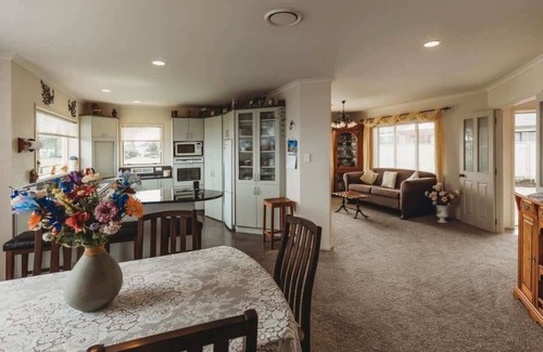 New Plymouth House | Saddle Row: Relaxing Garden Retreat