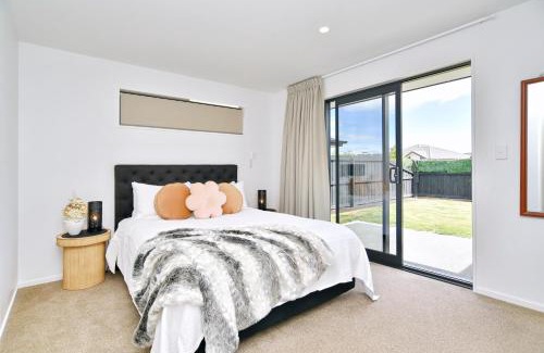 Christchurch House | Saddlers Lane - Christchurch Holiday Homes