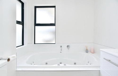 Christchurch House | Saddlers Lane - Christchurch Holiday Homes