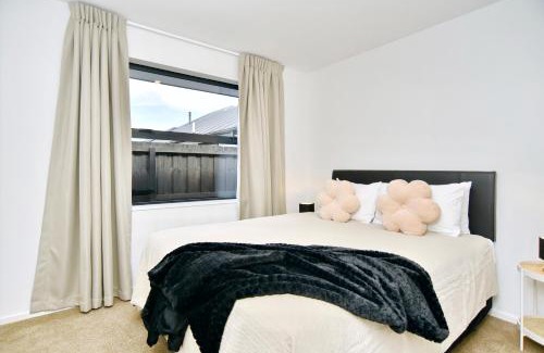 Christchurch House | Saddlers Lane - Christchurch Holiday Homes