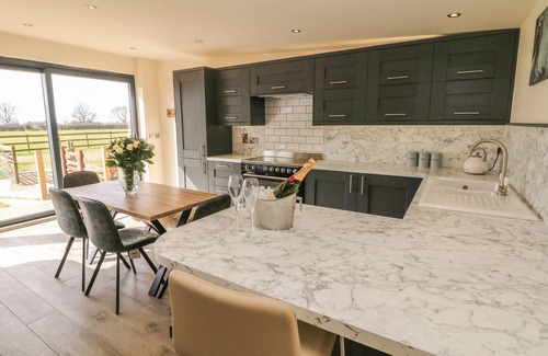 Fulford Cottage | SADDLERS, pet friendly, with hot tub in Fulford