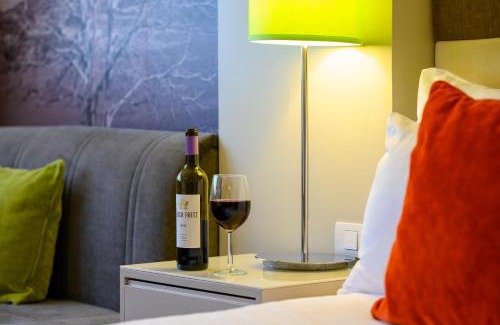 Be'er Ya'akov Hotel | Sadot Hotel Ben Gurion Airport - an Atlas Boutique Hotel