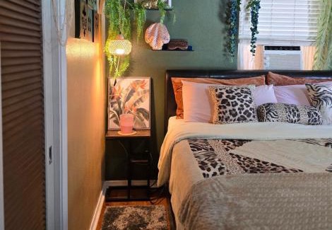 Temple Terrace House | Safari King Suite By Busch Gardens with Pool