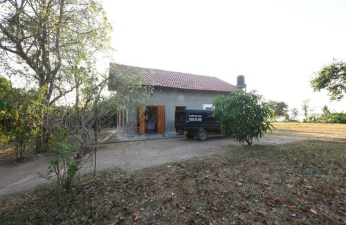 Puttalam Ski Chalet | Safari Lodge by the lake/in a birding site