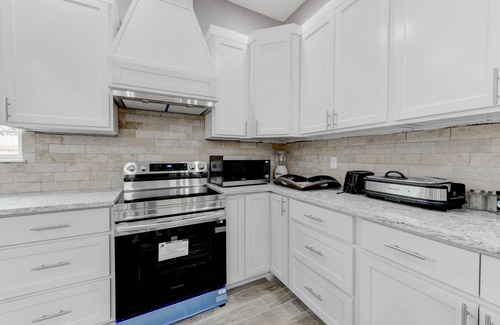 Killeen House | Safari themed 8 bedrooms 3 bath home with 3 - 4 dining areas & grand kitchen