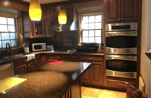 North Side House | Safe and easy walk to NYC Trains