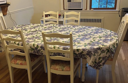 North Side House | Safe and easy walk to NYC Trains