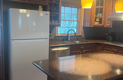 North Side House | Safe and easy walk to NYC Trains