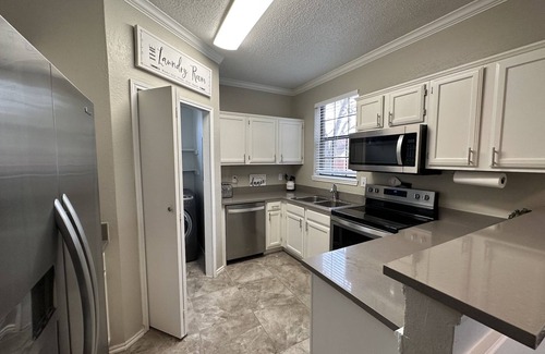 Euless House | Safe, Central, Cozy Home with Private Parking, KING Bed, near DFW Airport & more