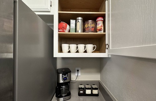Euless House | Safe, Central, Cozy Home with Private Parking, KING Bed, near DFW Airport & more