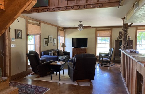 Mattson House | Safe Clarksdale Stay/Secluded 2600 sqft Barn House