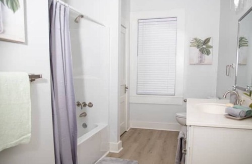 College Park House | Safe, Clean, Comfort, and pet friendly near University of South Alabama!