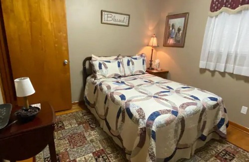 Barboursville House | Safe Huntington Suburb - Barboursville 3 BR & King Bed