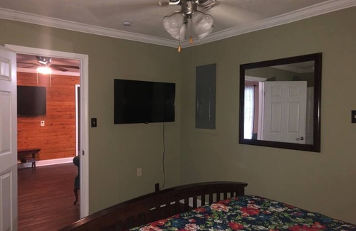 Pine Grove House | safe, quiet close to Hammond and interstates