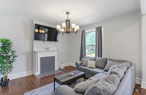 Shaw House | Safe+Stunning Townhome in Tower Grove! Close to everything!