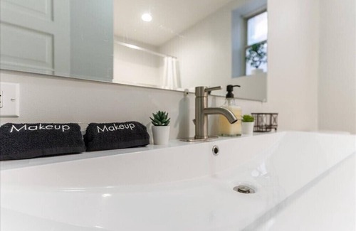 Shaw House | Safe+Stunning Townhome in Tower Grove! Close to everything!
