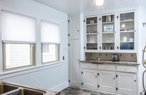 Kenmore Apartment | ☀️ Safe Sunny Spotless ☀️ Deep Cleaned ☀️ Crib