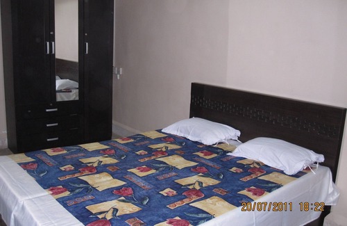 Vile Parle East Bed & Breakfast | Safe, Superior Homestay/BNB for Expat Females/Couple Near T II Mumbai Airport.