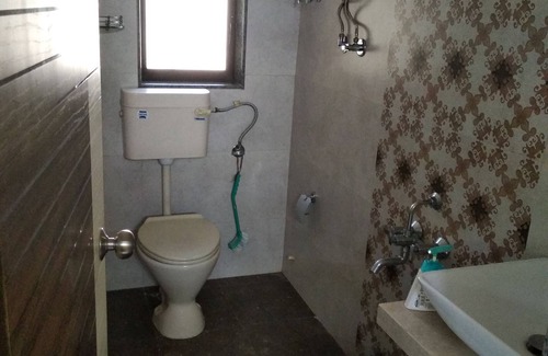 Vile Parle East Bed & Breakfast | Safe, Superior Homestay/BNB for Expat Females/Couple Near T II Mumbai Airport.