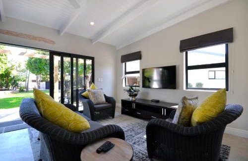 Sandbaai Apartment | SAFFRON COTTAGE