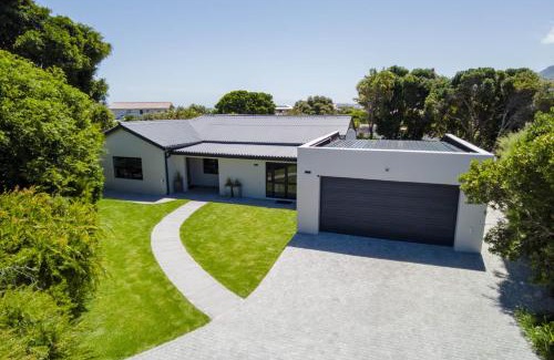 Sandbaai House | Saffron House