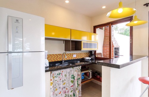 Jabaquara House | Safira House. Beautiful 3 suite house in front of the sea with private swimming pool and BBQ area