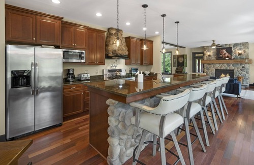 Bolton Landing House | Sagamore Golf House|Wine Cellar|Movie Theater|15 beds|Hot Tub|Pet Friendly|